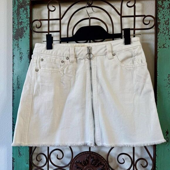 Free People white denim mini. A summer staple! - Picture 4 of 7